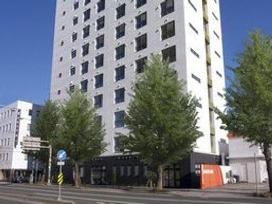 白い建物と緑の木々