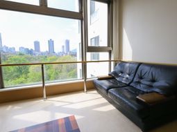 都市の眺望とソファ