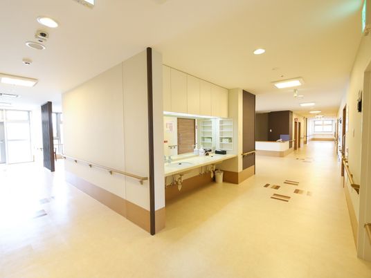 広々とした明るい廊下