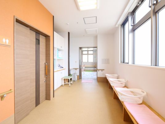 洗面台とベンチのある廊下