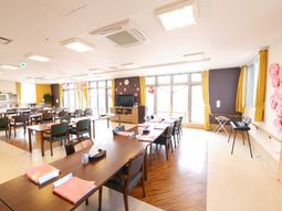 明るい食堂の様子
