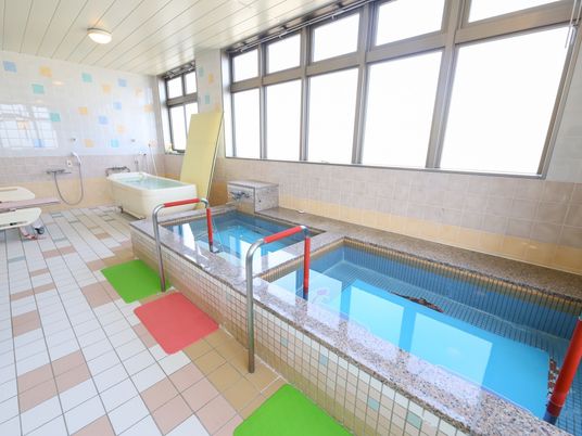 明るい浴室施設