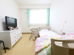 明るい個室の居室