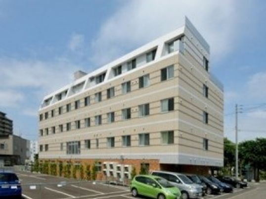 白い外観の建物全体