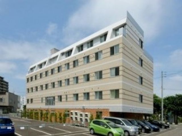 白い外観の建物全体 外観 清潔感のあふれる外観の建物で、心地よい新生活をスタートさせませんか。広々とした駐車スペースも完備しております。