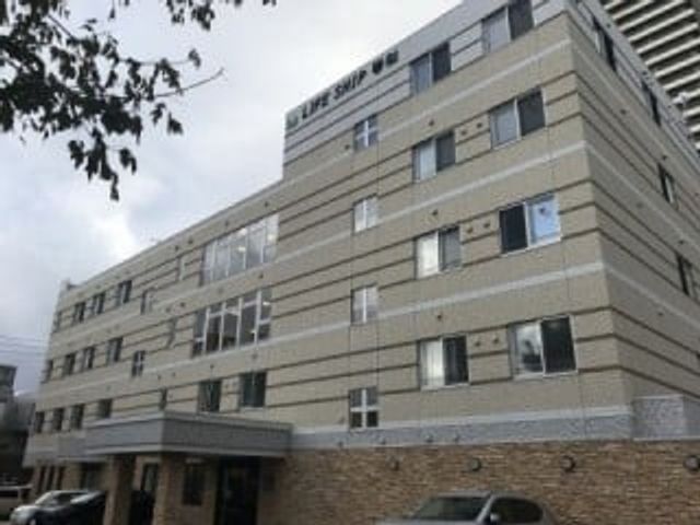 外観の建物正面 外観 落ち着いた色合いの大きな建物で、窓が整然と並んでいます。就業先として、規模感や雰囲気をイメージしやすい外観です。