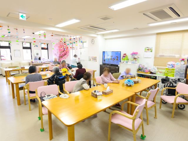 明るい共有スペース 共有スペース ゆったりとした食堂では、居住者が集い共に楽しいひとときを過ごしています。視覚を楽しむ彩り豊かな装飾が印象的です。
