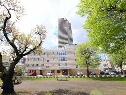中庭と建物の外観