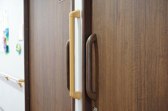 木製の扉と手すり