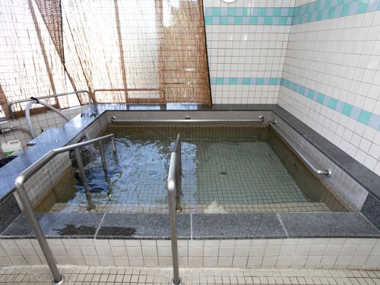 広々とした清潔な浴室