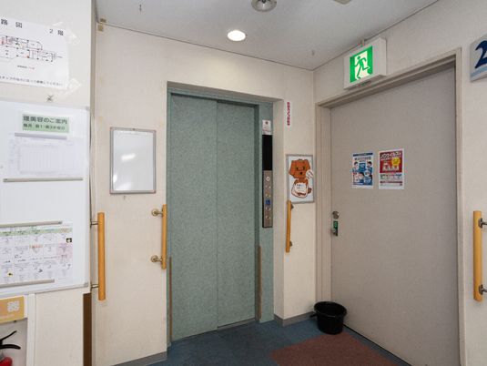廊下の案内とポスター
