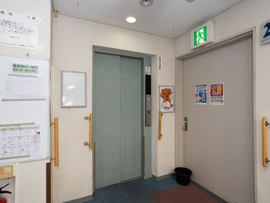 廊下の案内とポスター