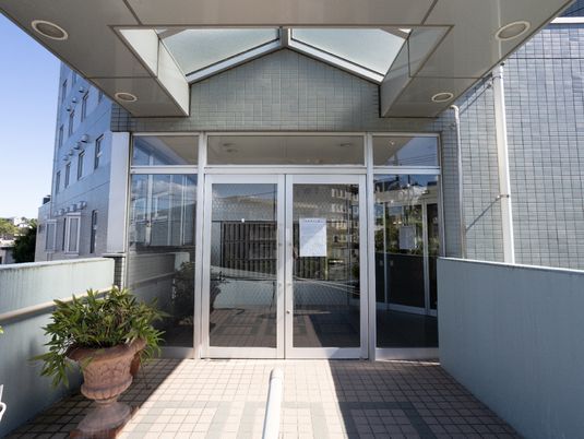施設のエントランス外観