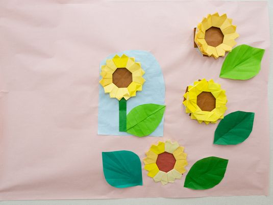 手作り紙の花の壁飾り