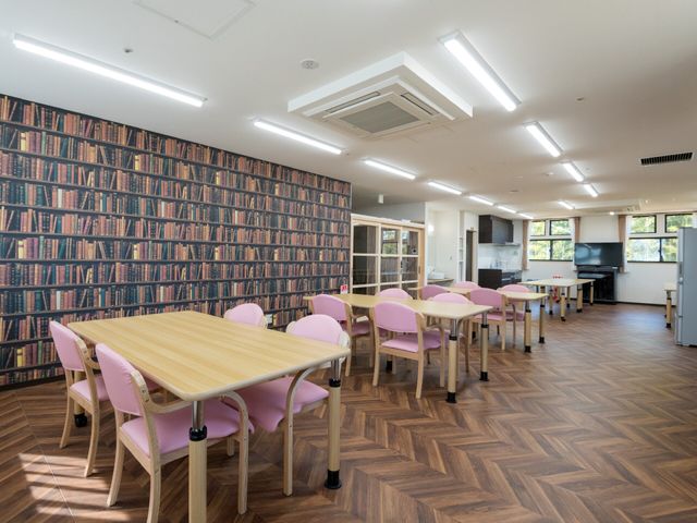 居心地の良い共用ダイニング 食堂 開放的な雰囲気のダイニングルームです。ピンクの椅子がアクセントになり、ゆったりとした空間で食事が楽しめます。