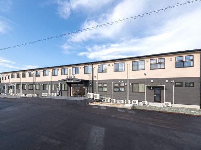 外観のきれいな建物 外観 明るく落ち着いた雰囲気のエントランスを備えた施設で、職員として新たなスタートを切りませんか。