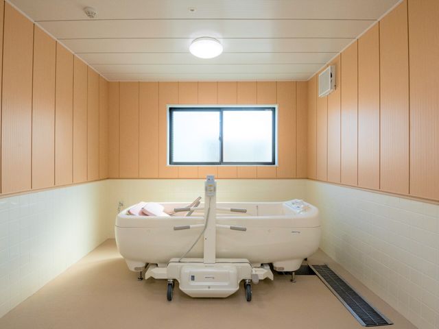 清潔な浴室空間 機械浴 広々とした設計の浴室で、安全で心地よいバスタイムをサポートします。利便性と快適さを重視した空間です。