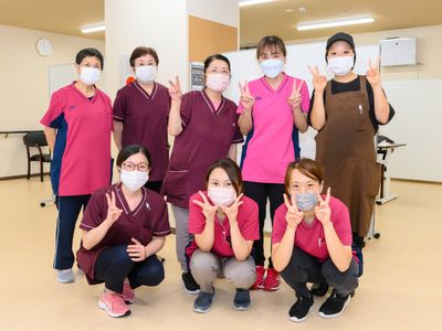 スタッフの元気な集合写真