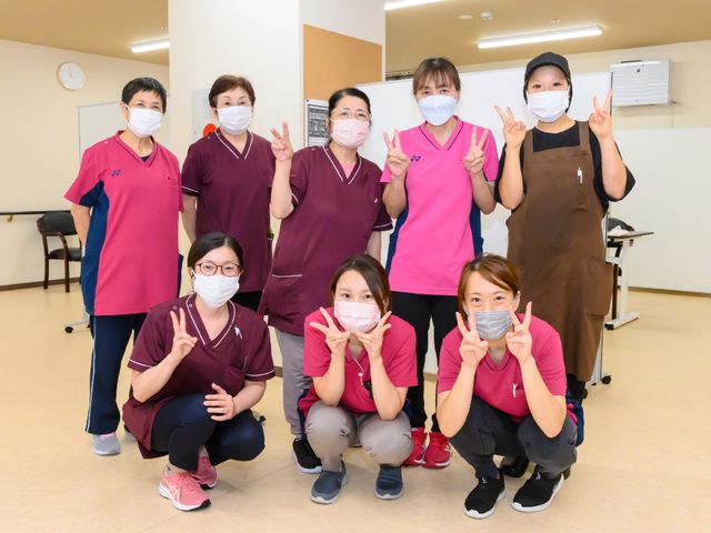スタッフの元気な集合写真 スタッフ 明るく前向きなスタッフが皆様をお出迎えします。チームワーク抜群の環境で共に働きませんか。