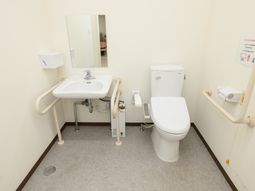 手すり付きトイレの内観