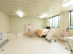 明るい浴室設備