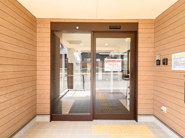 エントランスの自動扉 エントランス 広々とした入口は自動で開く扉を備え、出入りがスムーズにできます。設備の整った快適な環境でのお仕事をご検討ください。