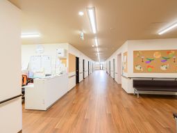 広々とした明るい廊下