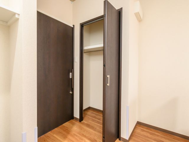 居室の閉まった扉 クローゼット シンプルで清潔感のある居室の一角です。個人のプライバシーを大切にした、落ち着ける空間が整っています。