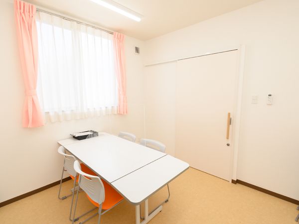 シンプルな居室の一角