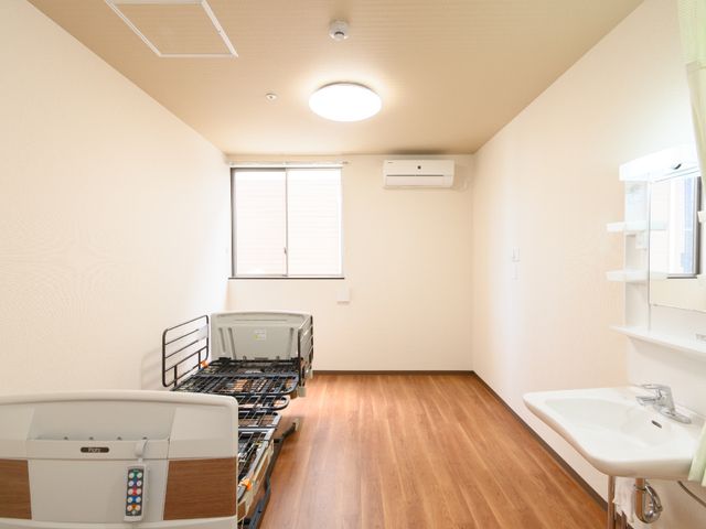 清潔感のある居室 居室 機能性を考えた明るい居室です。広々としたスペースには、必要な設備が揃い、快適にお過ごしいただけます。
