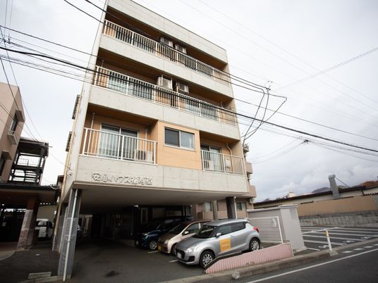多階層の建物外観