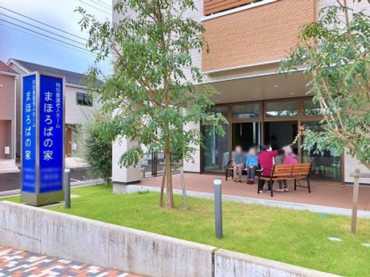 看板がある外観