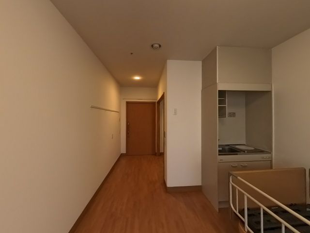 機能的な居室 居室 シンプルで使いやすい居住空間です。緩やかな照明がリラックスを促します。