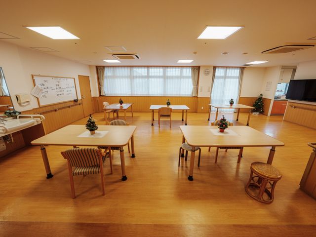 多目的室の空間 多目的室 自然光が降り注ぐ落ち着いた空間です。ゆとりのある配置で、作業やイベントを自由に行えます。