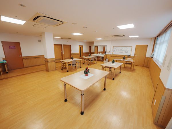 柔らかな木目調の多目的室