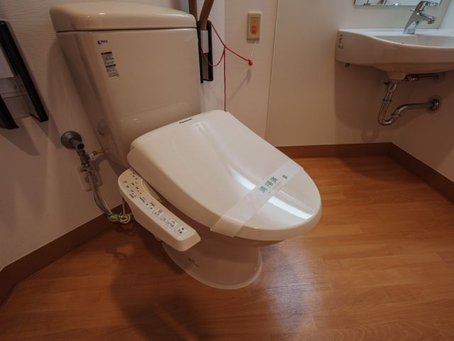 使いやすいトイレ トイレ 手すり付きで、安全に使える快適なトイレです。利用者の方に配慮した設計です。