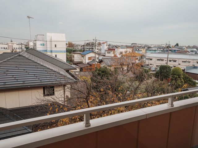 屋根と街の風景 バルコニー バルコニーからの眺めです。周囲の街並みを一望できるので、気分転換にも最適です。