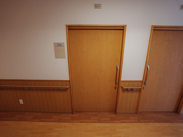 木製の扉が並ぶ廊下 廊下 木製の扉が並ぶ廊下は、清潔感があり、安全に配慮した設計です。手すりがあり安心です。