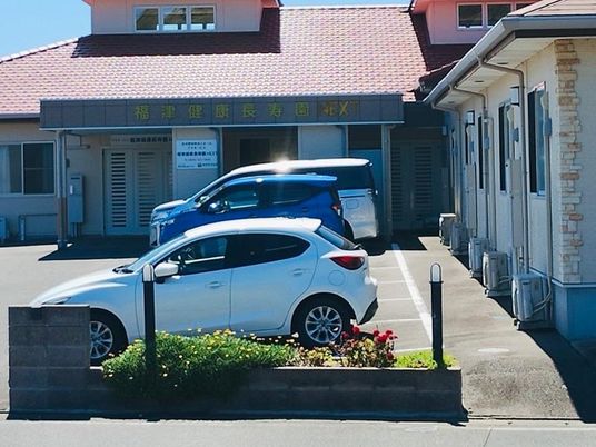 施設外観と駐車場  
