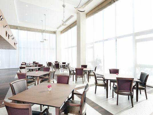 日中の明るい食堂