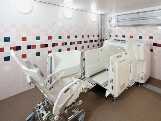 白基調の清潔な浴室