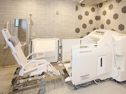 バスタブとリフト付き洗面室