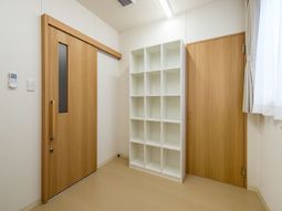 清潔感ある木目調の居室