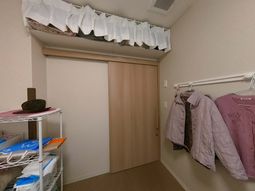 洋服がかかる部屋