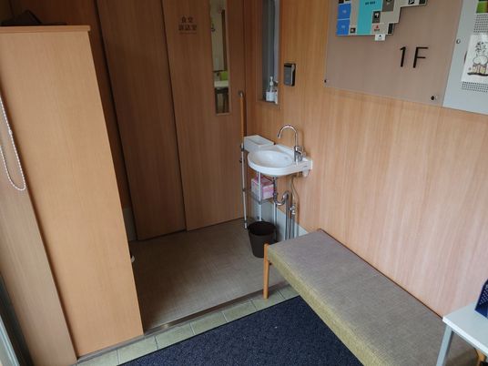 洗面台とベンチの廊下