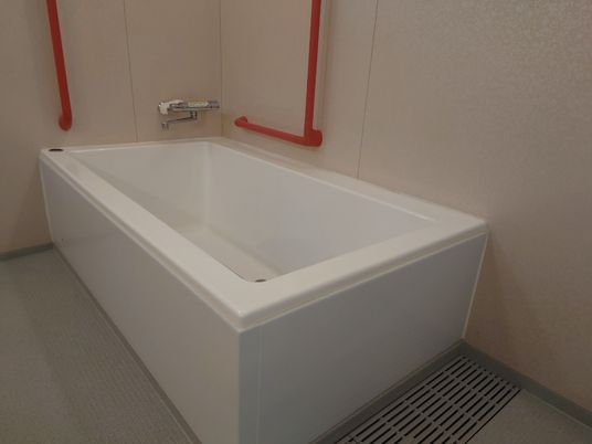 赤い手すりの浴槽