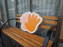 ベンチの看板