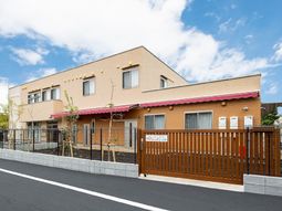 明るい外観の建物