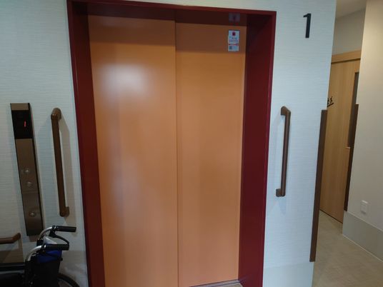 エレベーターの扉