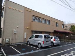 2台の車がある建物の外観